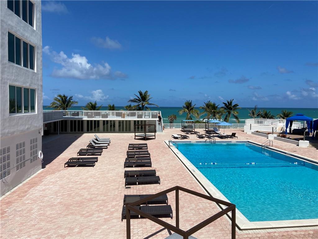 THE CARRIAGE HOUSE CONDO - Residential