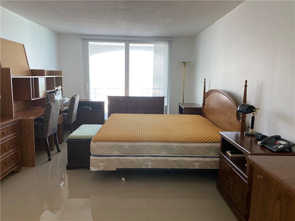 THE CARRIAGE HOUSE CONDO - Residential