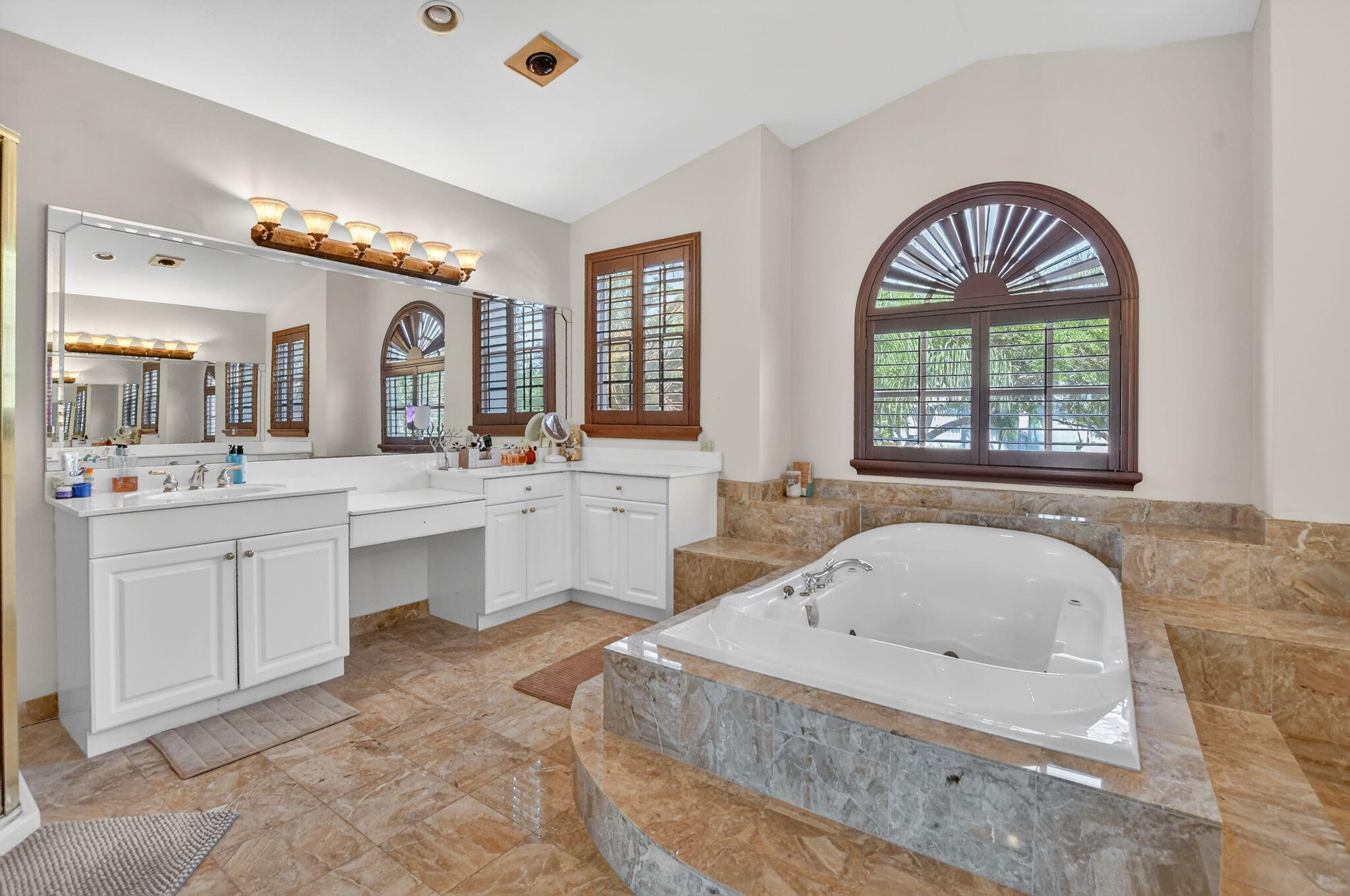 SATURNIA - Residential