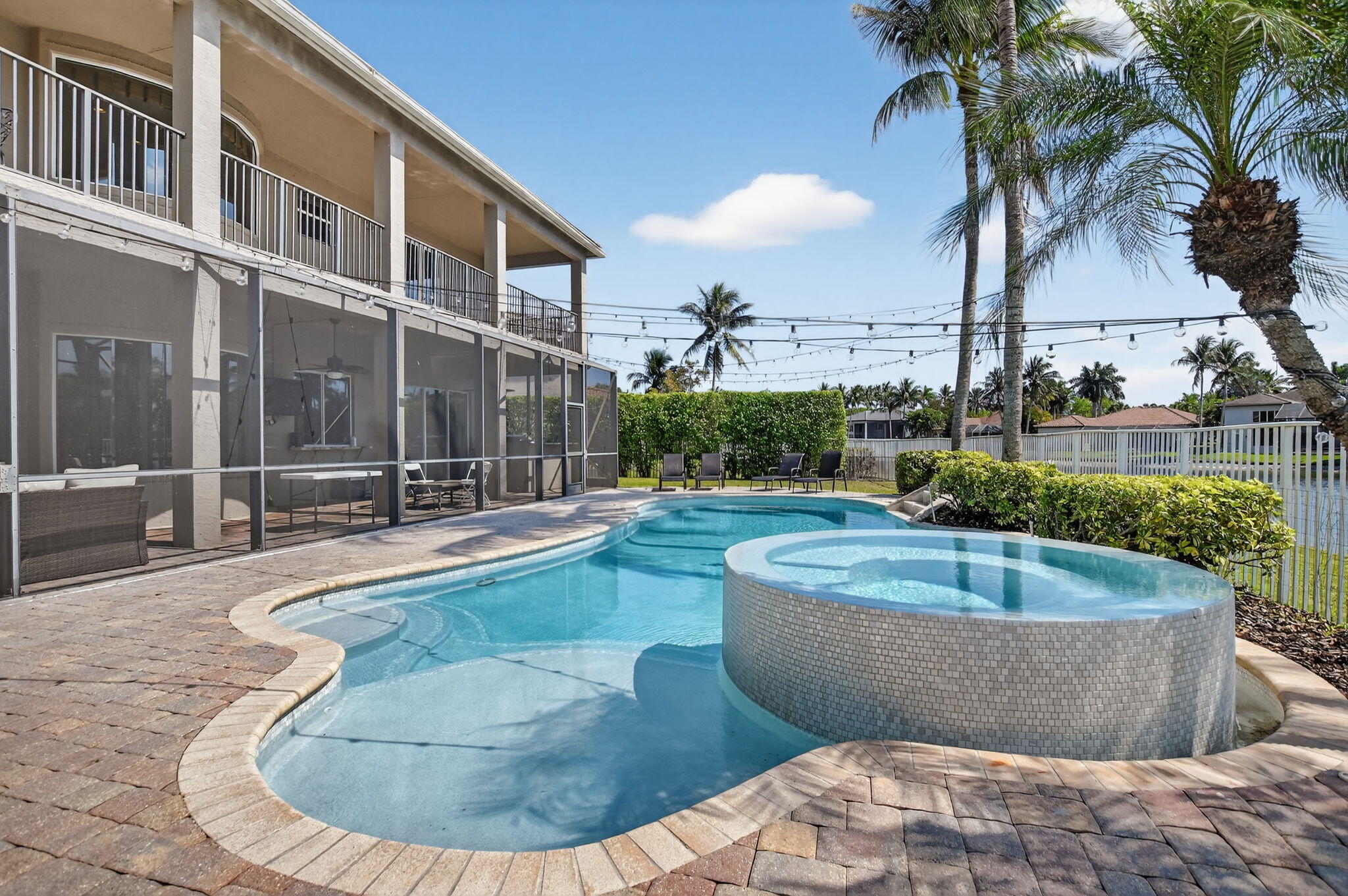 SATURNIA - Residential