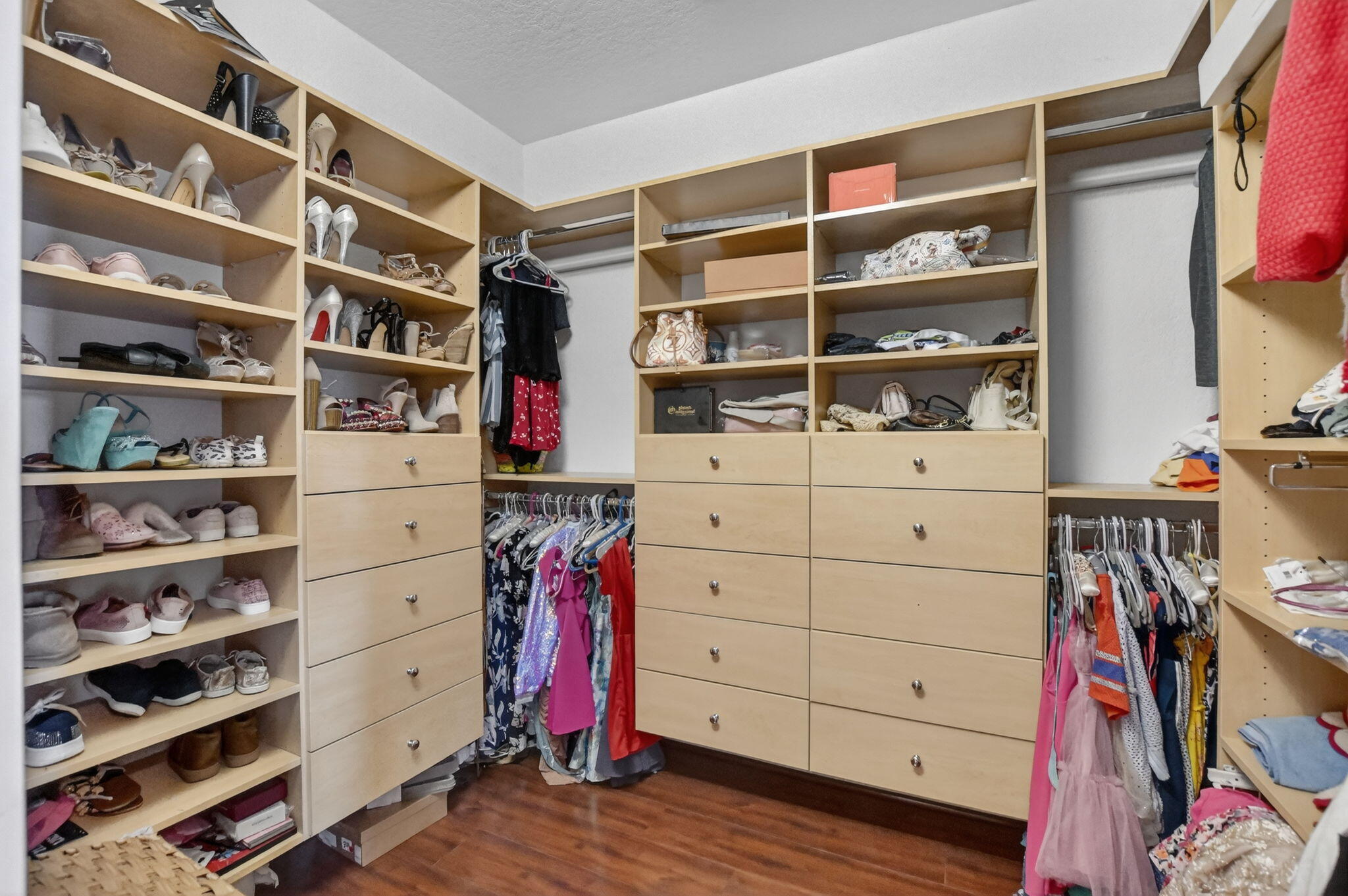 SATURNIA - Residential