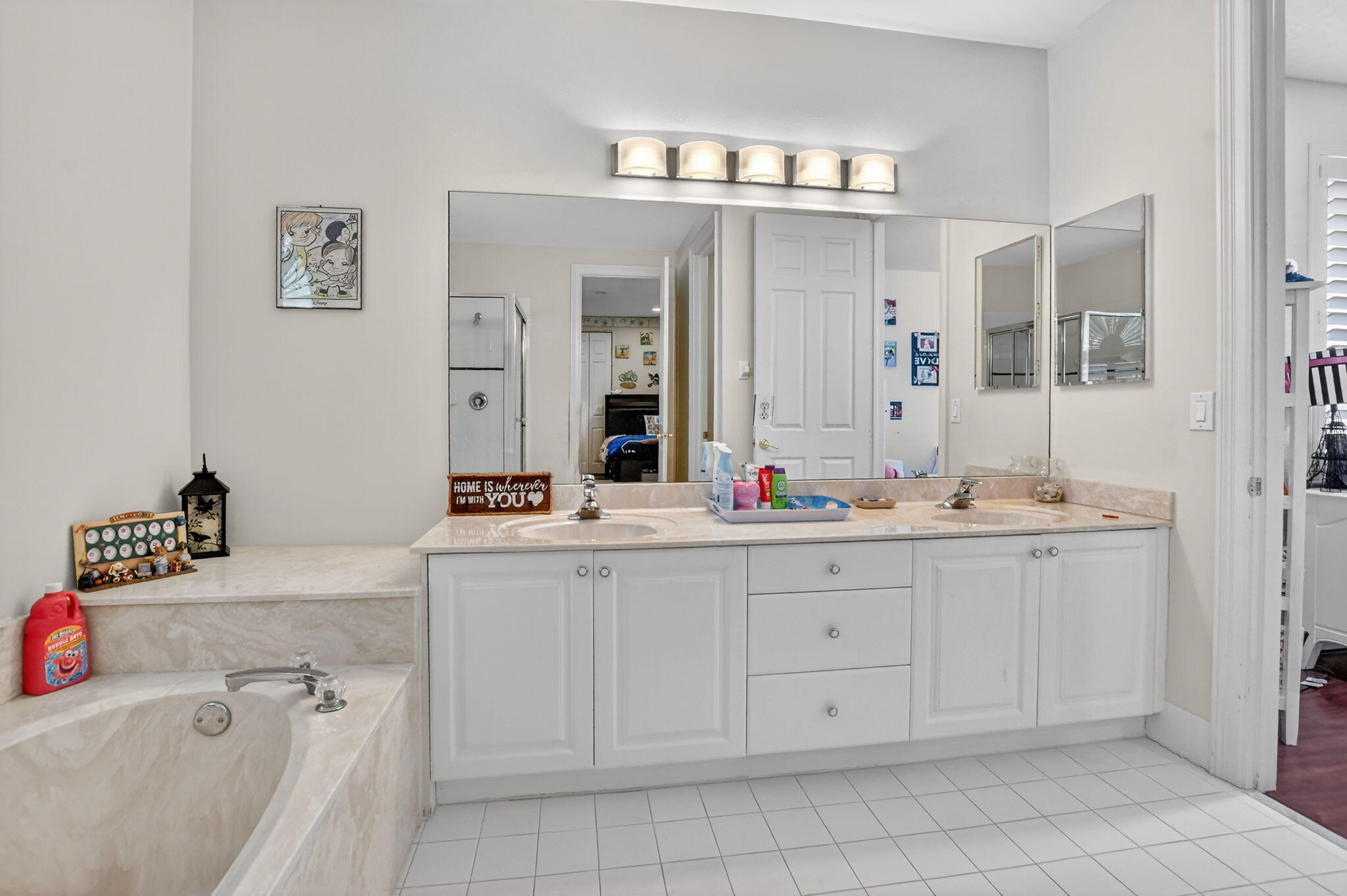 SATURNIA - Residential