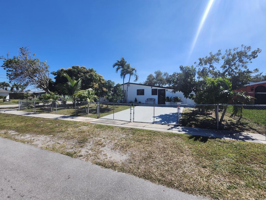 Photo of 5500 SW Sw 37th St, Davie, FL 33314 (MLS # R11166166)