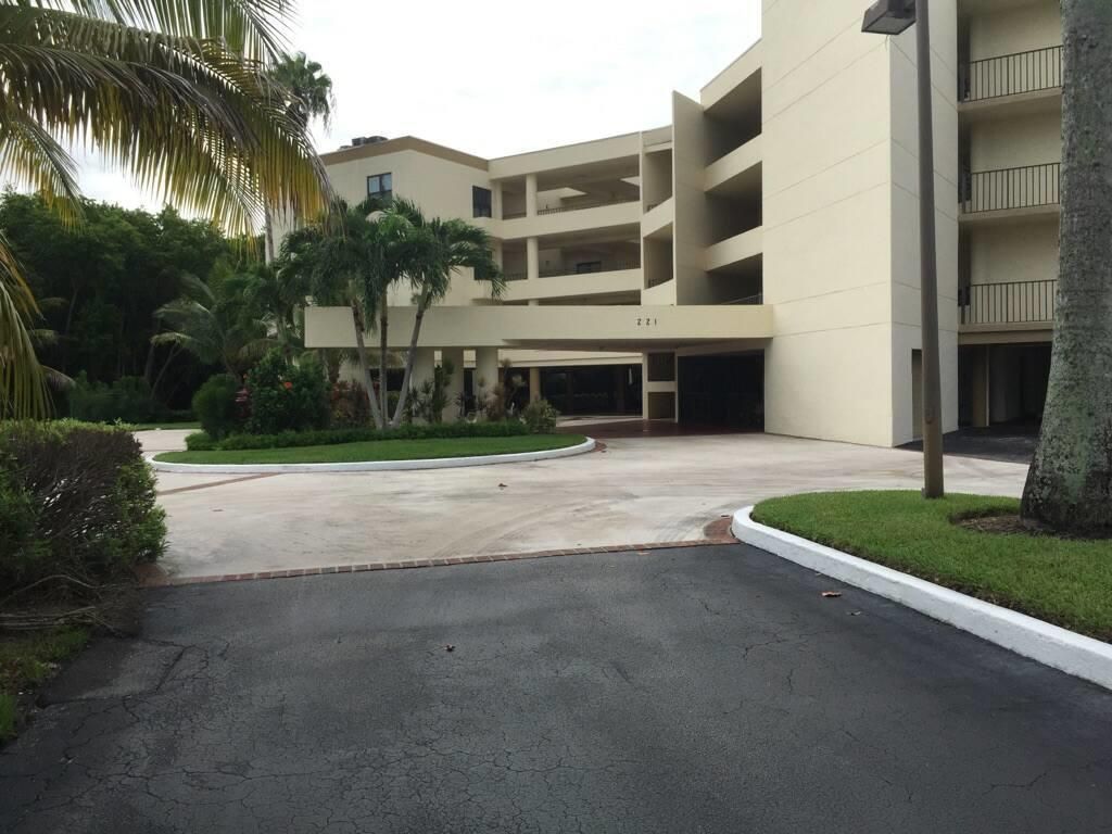 Photo of 221 NE Plantation Road #216, Stuart, FL 34996 (MLS # R10683100)