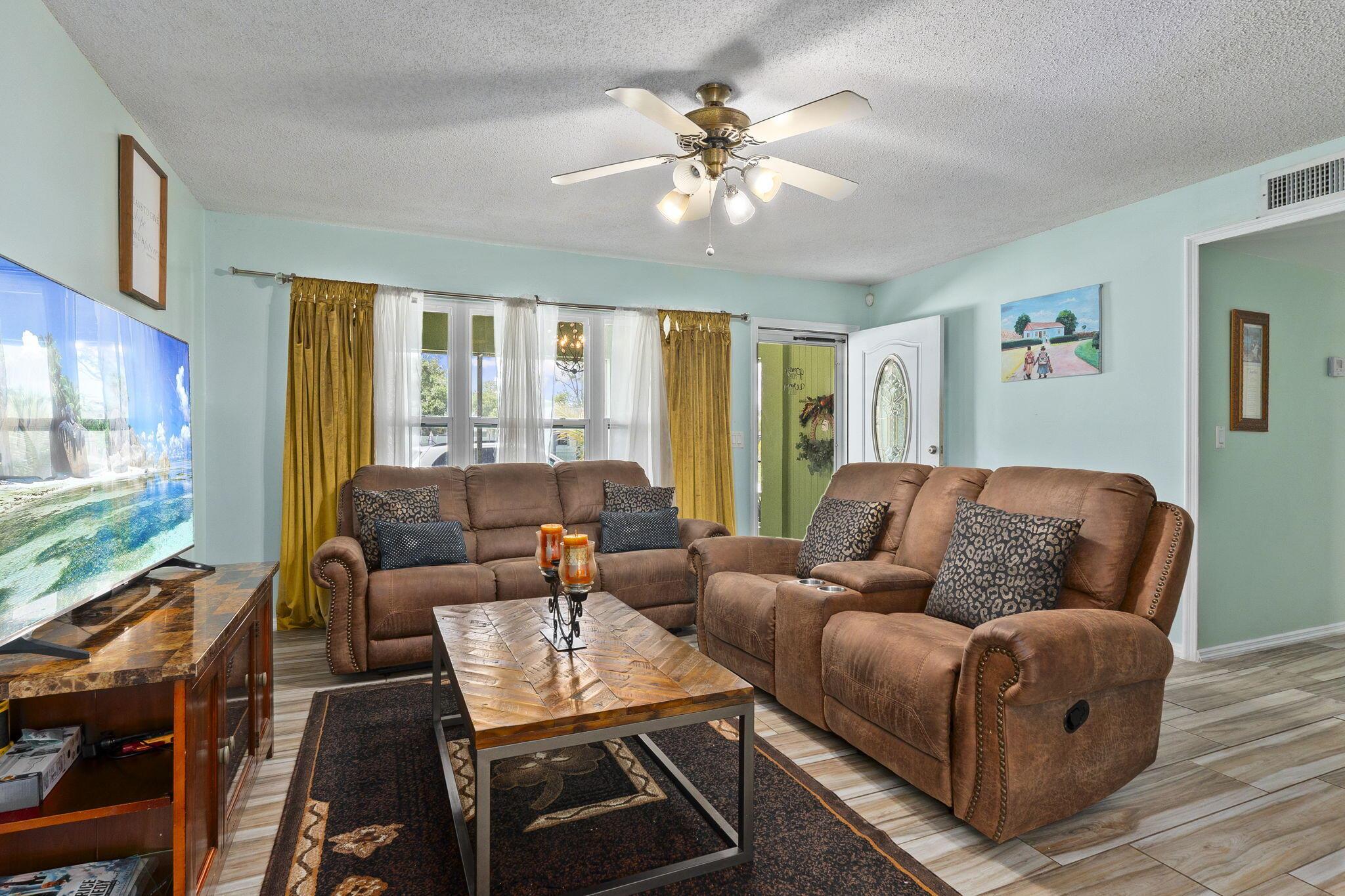 127 NE Penlynn Avenue, Port St Lucie, FL, 34983/$375,000 3 127 NE Penlynn Avenue