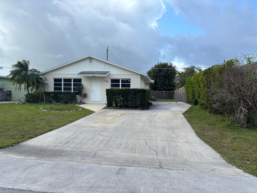 Photo of 1110 Cherokee Street, Jupiter, FL 33458 (MLS # R11068308)