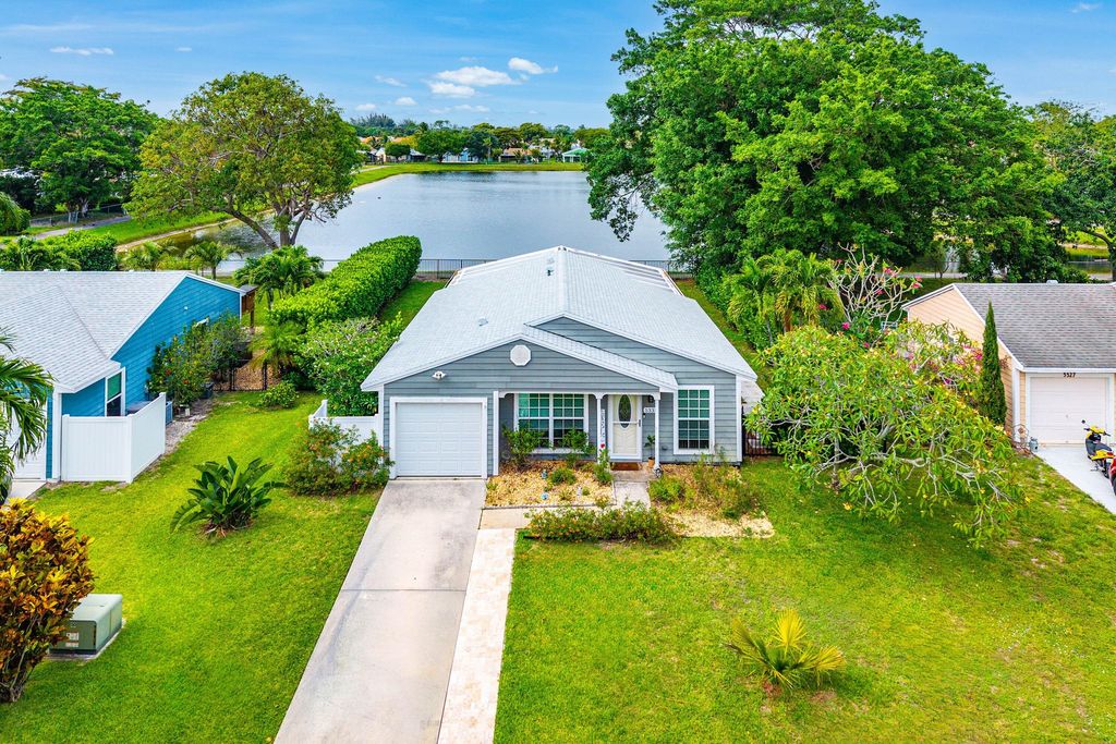 Photo of 5331 Courtney Circle, Boynton Beach, FL 33472 (MLS # B26030886)