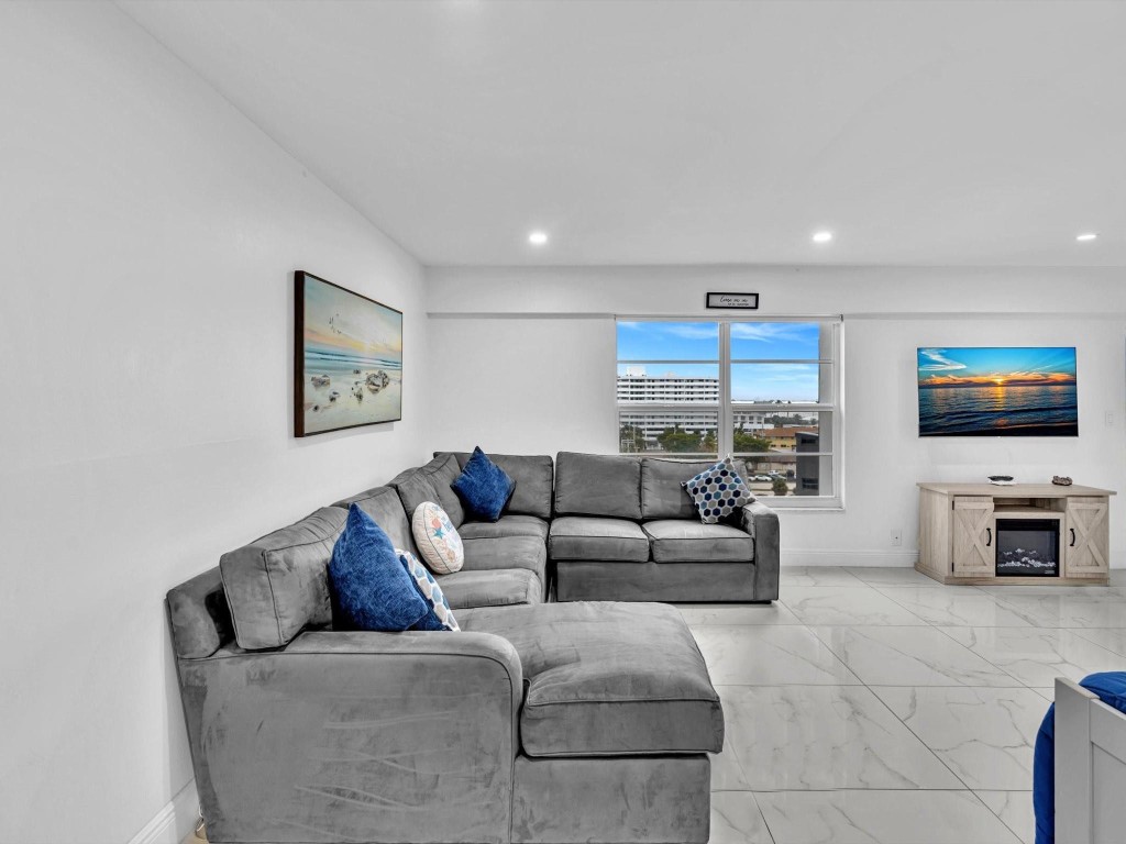 WARWICK CONDO - Residential Lease