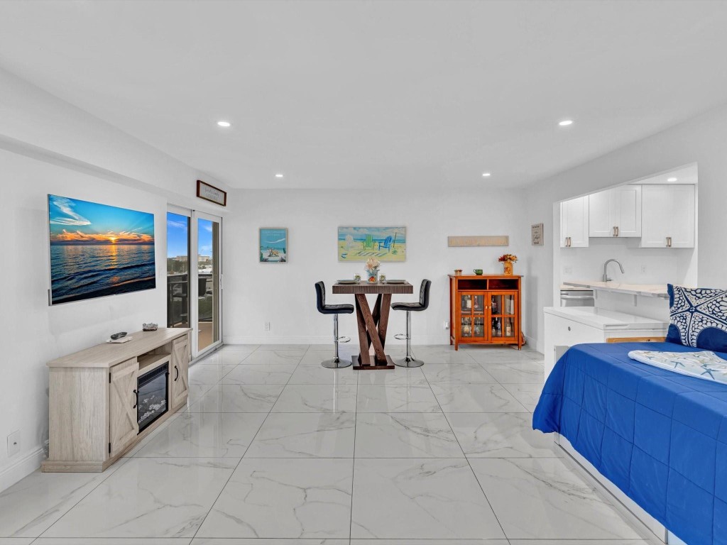 WARWICK CONDO - Residential Lease