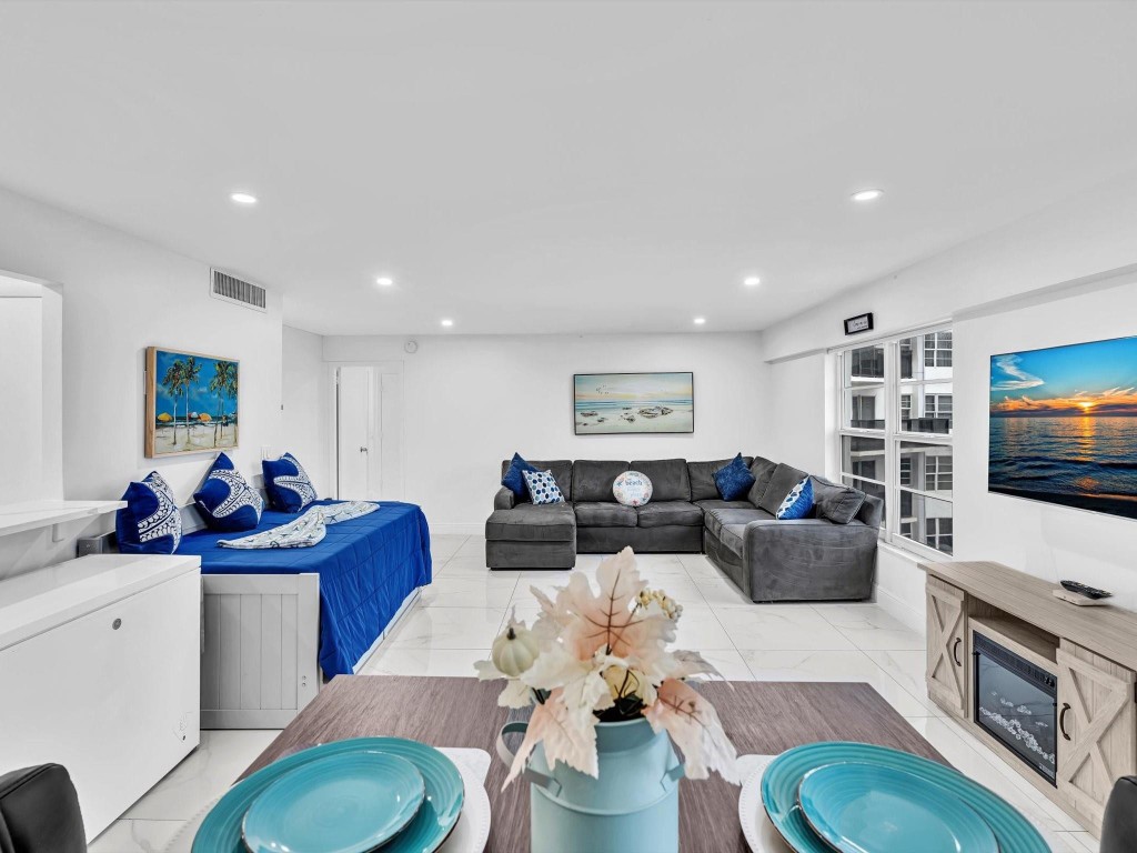 WARWICK CONDO - Residential Lease