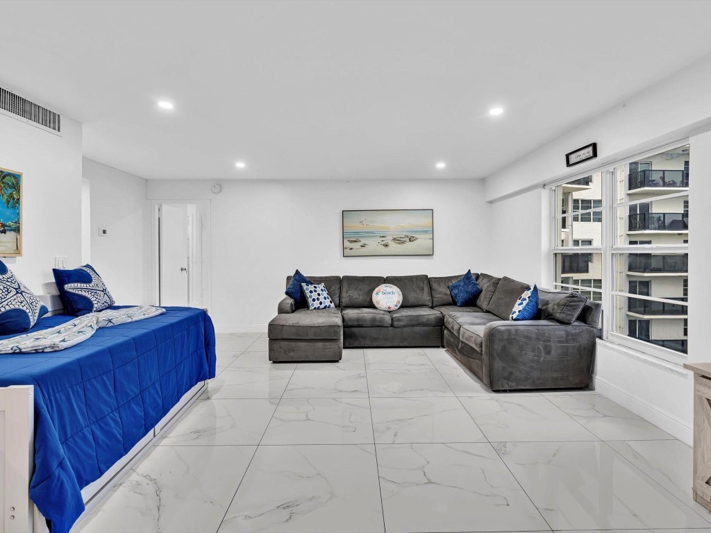 WARWICK CONDO - Residential Lease