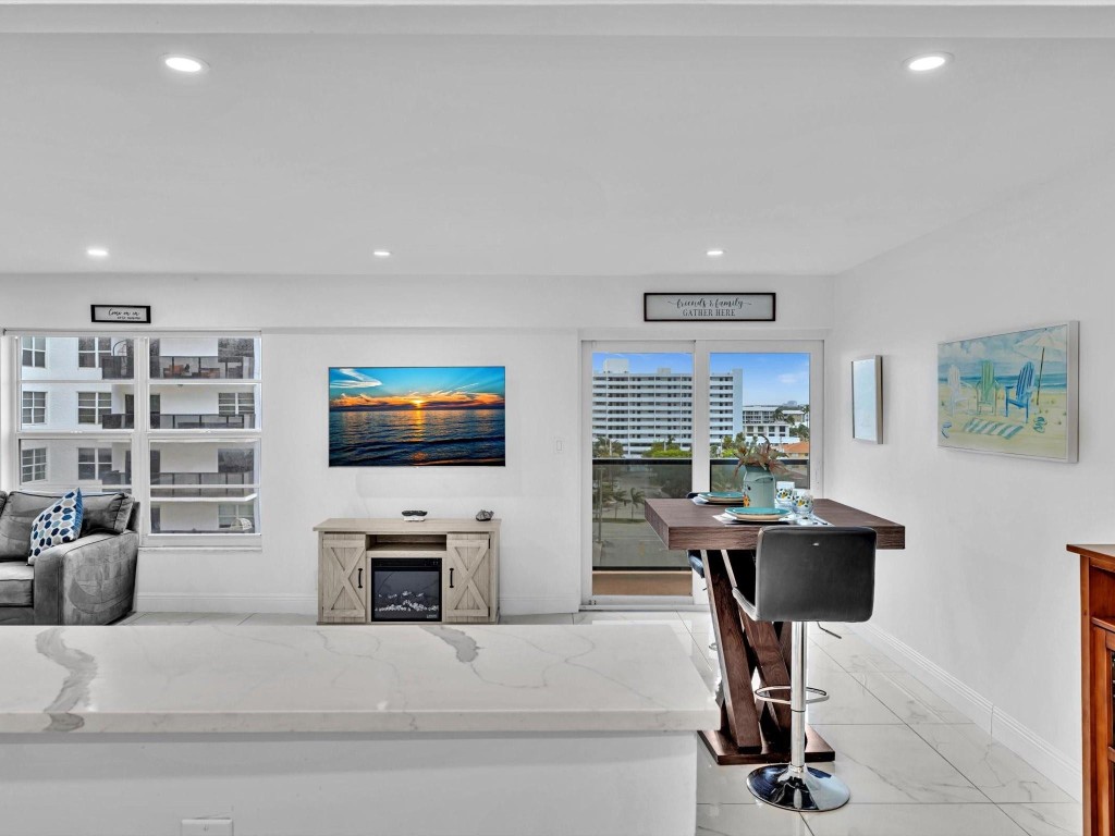 WARWICK CONDO - Residential Lease