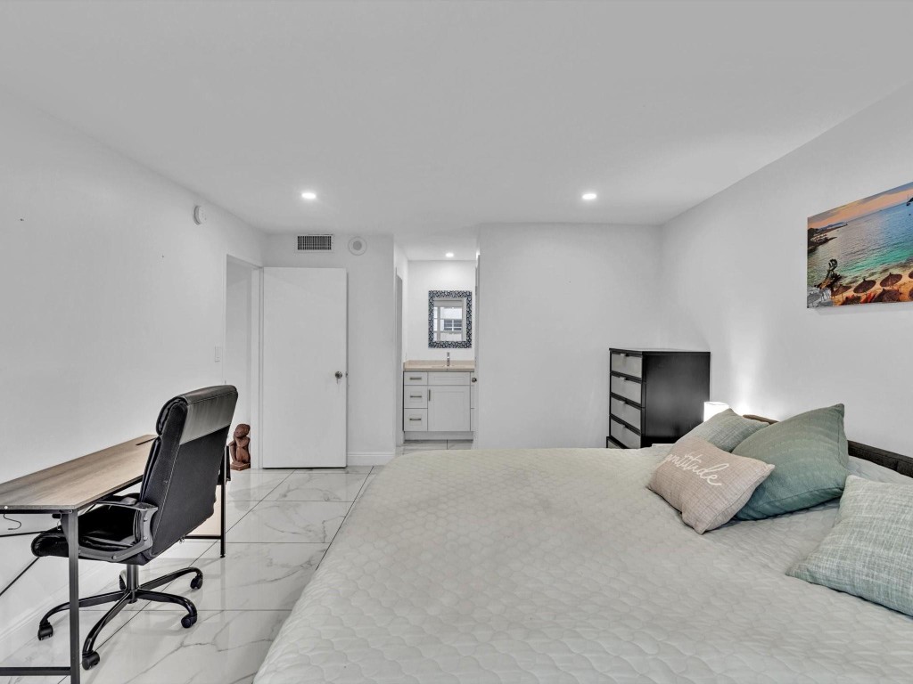 WARWICK CONDO - Residential Lease