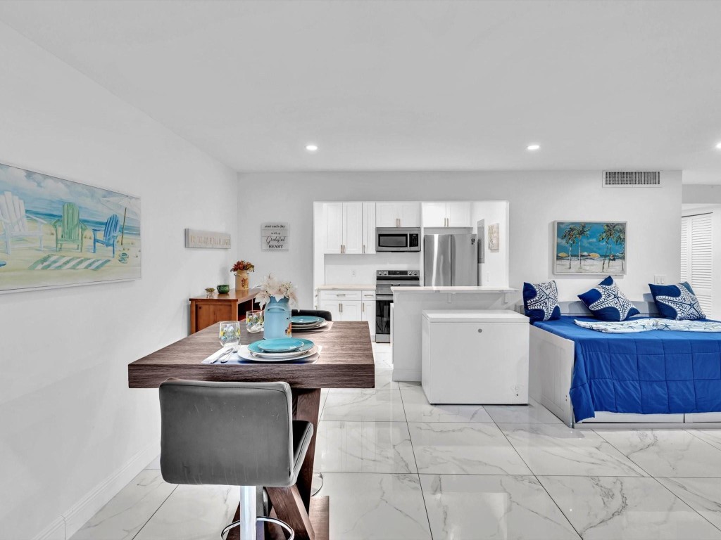 WARWICK CONDO - Residential Lease