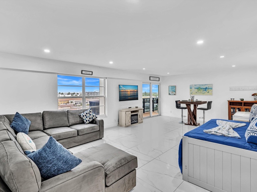 WARWICK CONDO - Residential Lease