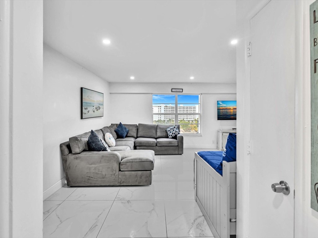 WARWICK CONDO - Residential Lease