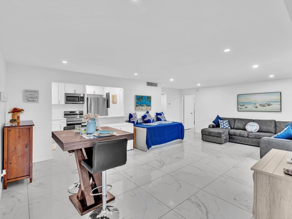 WARWICK CONDO - Residential Lease