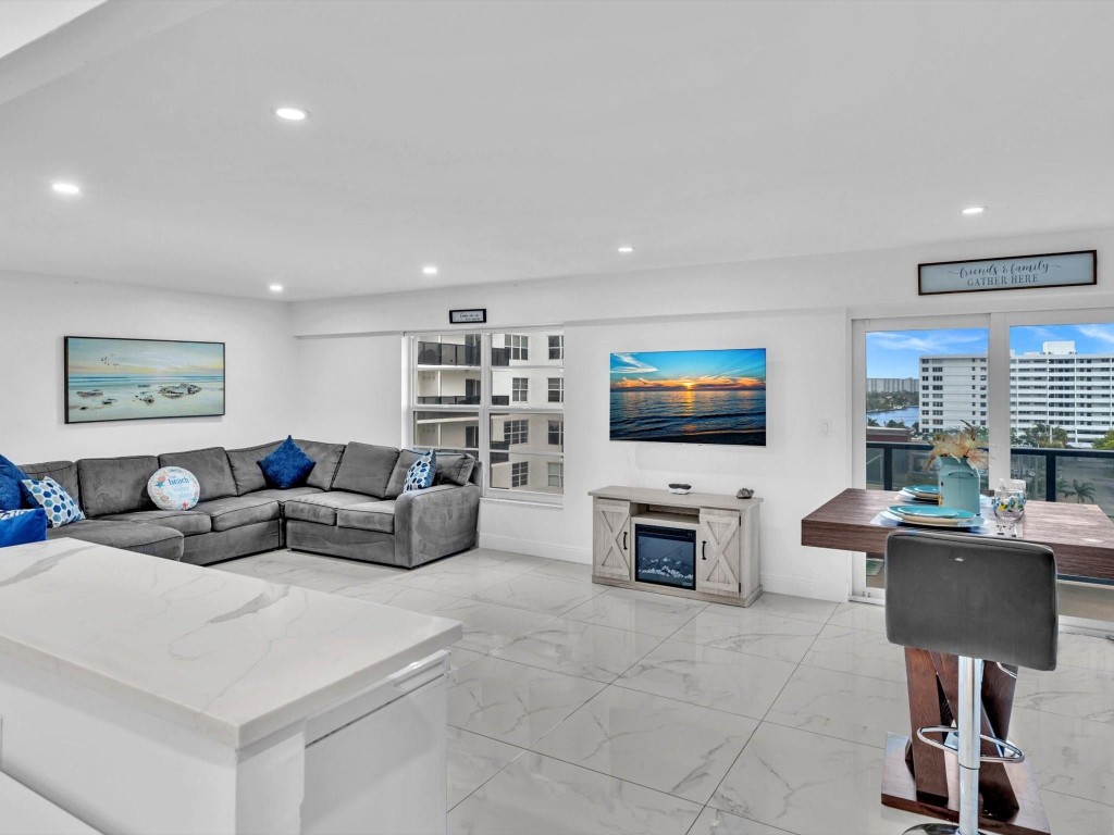 WARWICK CONDO - Residential Lease