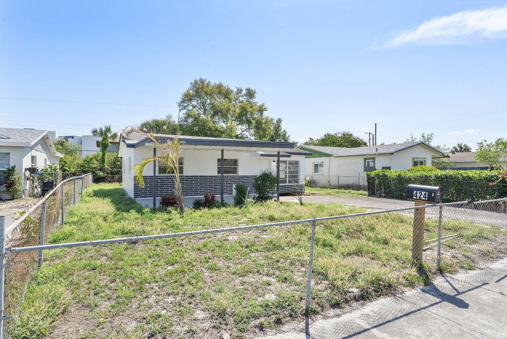 Photo of 424 NW 2nd Terrace, Deerfield Beach, FL 33441 (MLS # B26007112)