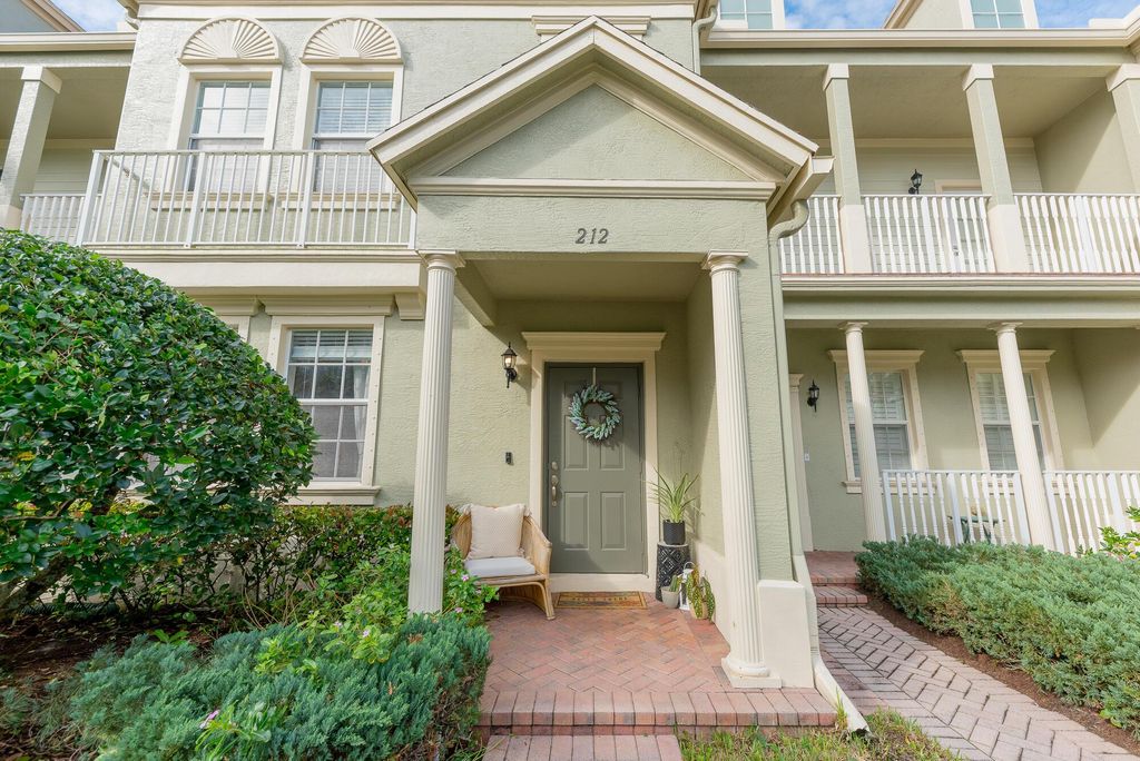 Photo of 212 W Thatch Palm Circle, Jupiter, FL 33458 (MLS # R10949060)