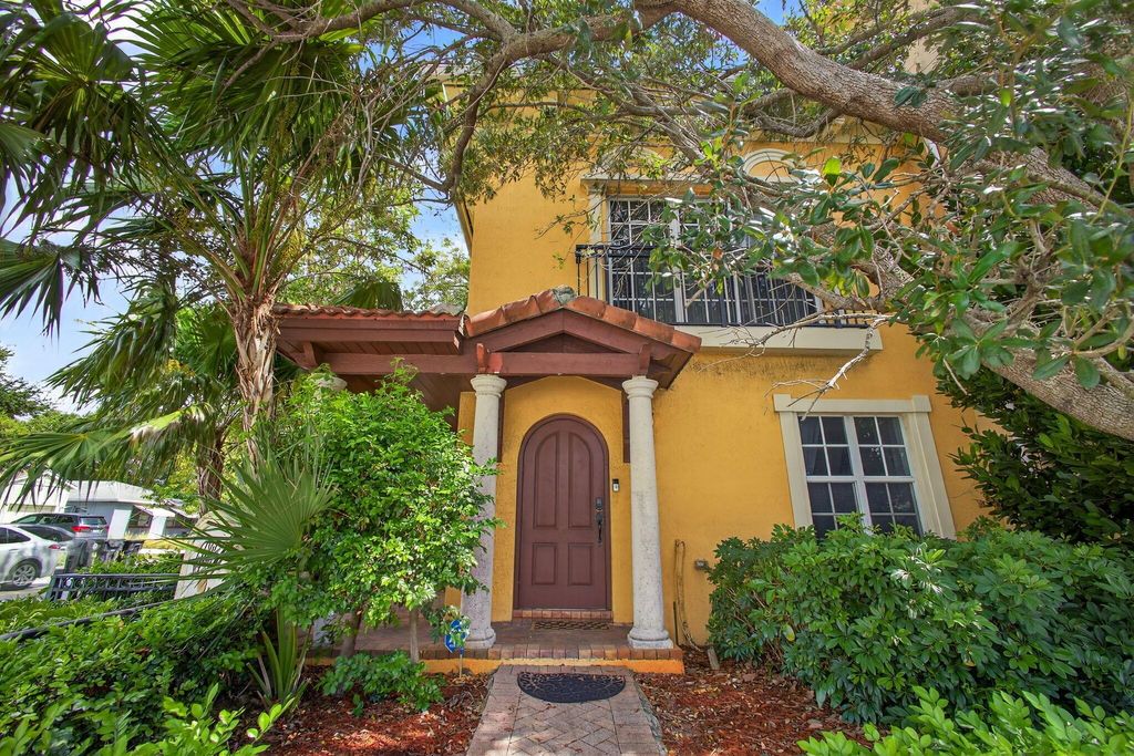 Photo of 531 S Federal Highway #13, Lake Worth Beach, FL 33460 (MLS # R11103929)