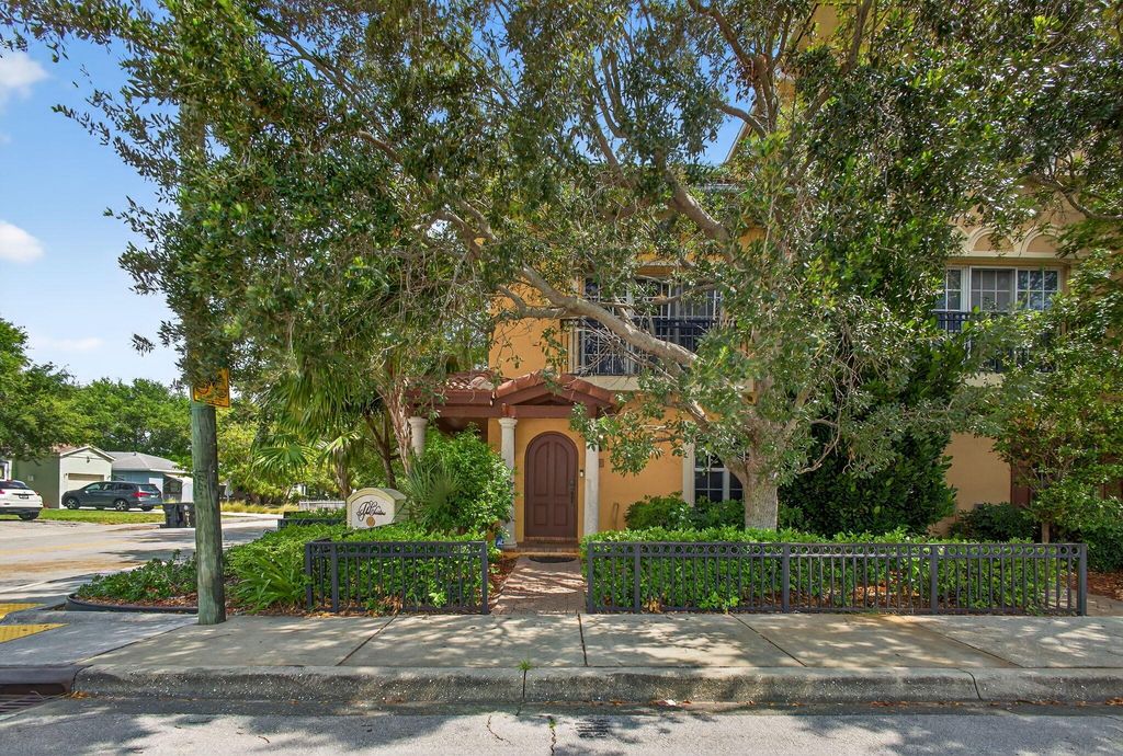 Photo of 531 S Federal Highway #13, Lake Worth Beach, FL 33460 (MLS # R11103929)