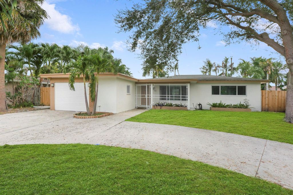 Photo of 2628 NE 25th Terrace, Boca Raton, FL 33431 (MLS # R10936411)