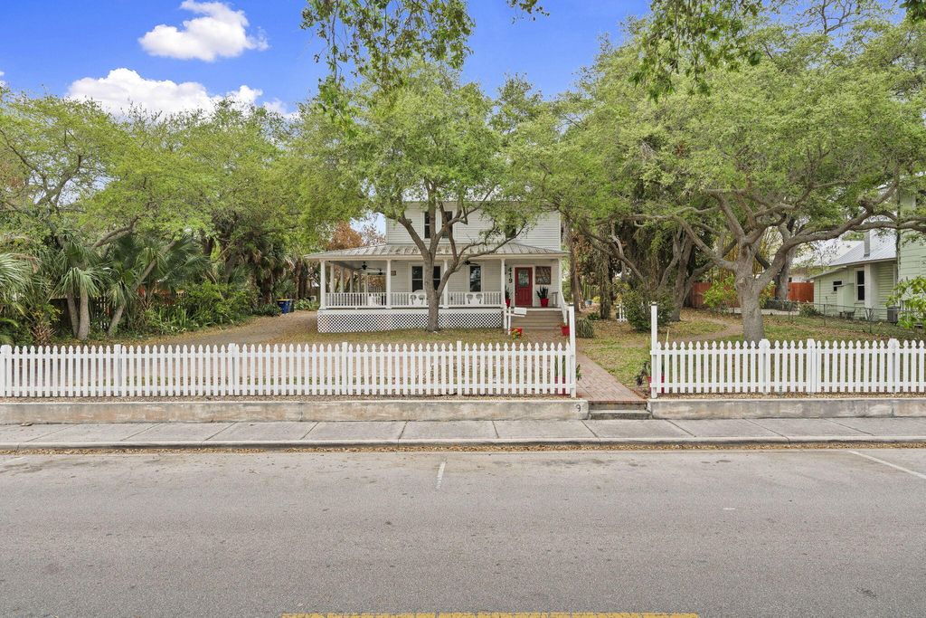 Photo of 419 N 2nd Street, Fort Pierce, FL 34950 (MLS # B26006381)