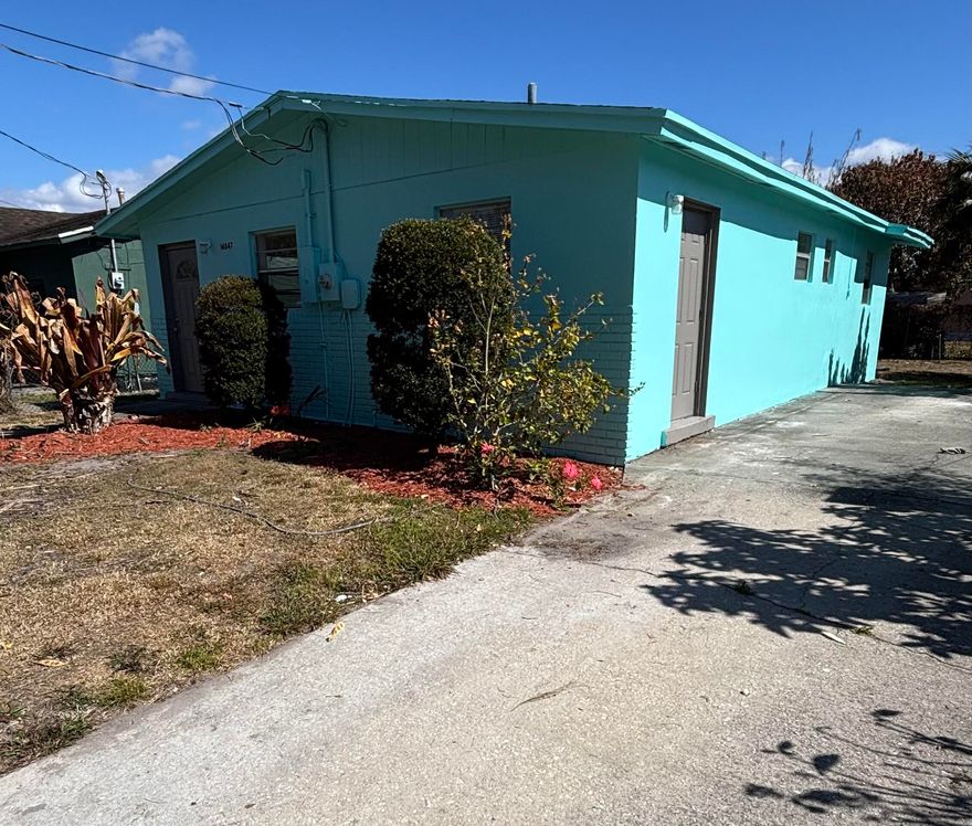 Beautiful 3-bedroom, 2-bath single family home with NO HOA! Interior and exterior freshly painted, plus a brand-new A/C unit. The oversized backyard offers endless possibilities, plenty of room for a pool, boat or RV. 
Move-in ready and full of potential, this home is perfect for first-time buyers or investors. Don't miss this opportunity!