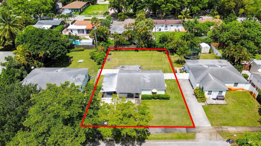 Photo of 933 UPLAND Road, West Palm Beach, FL 33401 (MLS # B26072802)