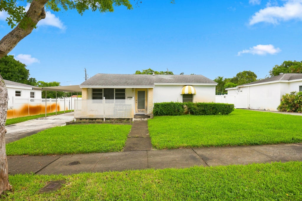 Photo of 933 UPLAND Road, West Palm Beach, FL 33401 (MLS # B26072802)