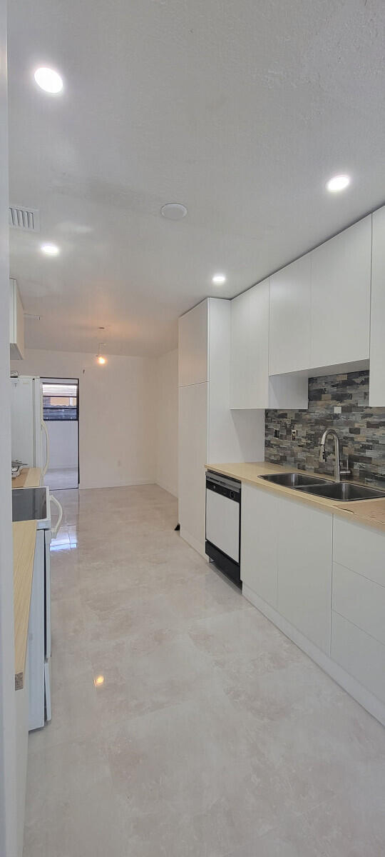 SWEETWATER VILLAS WEST CONDO #4 - Residential