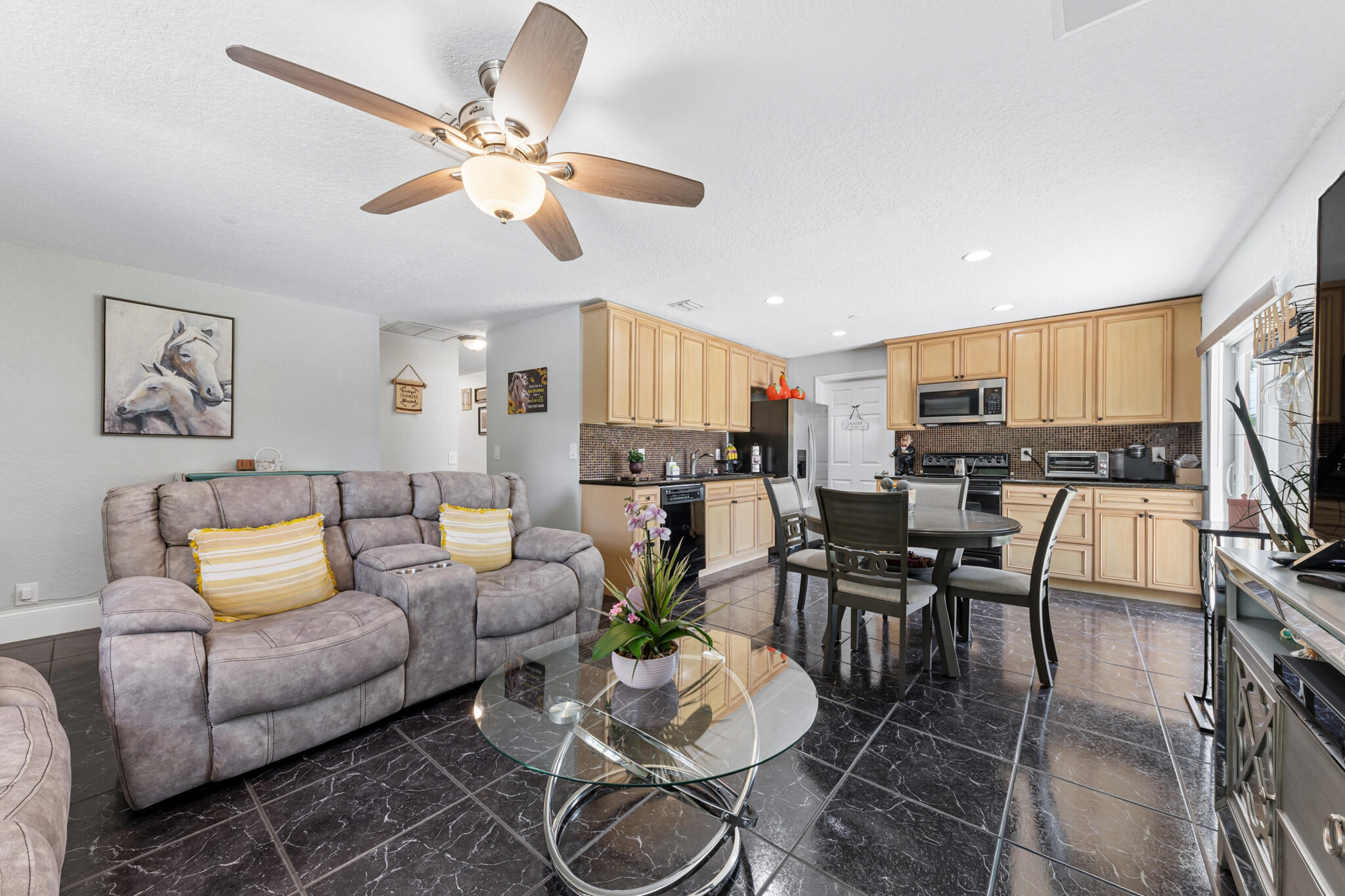 TROPICAL COUNTRY ESTATES - Residential