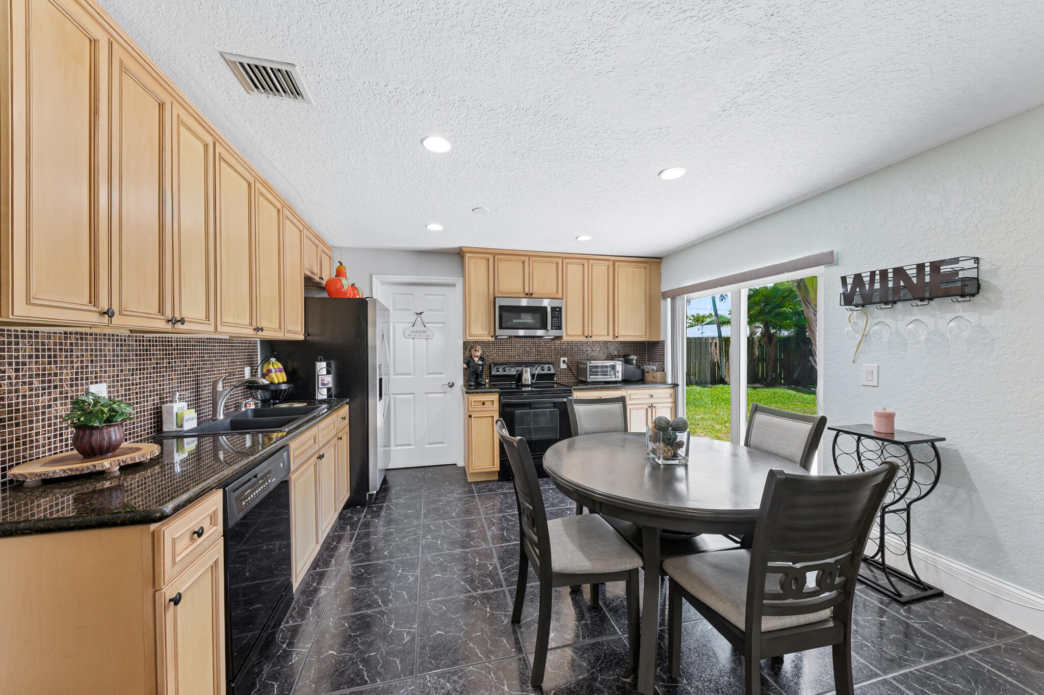 TROPICAL COUNTRY ESTATES - Residential