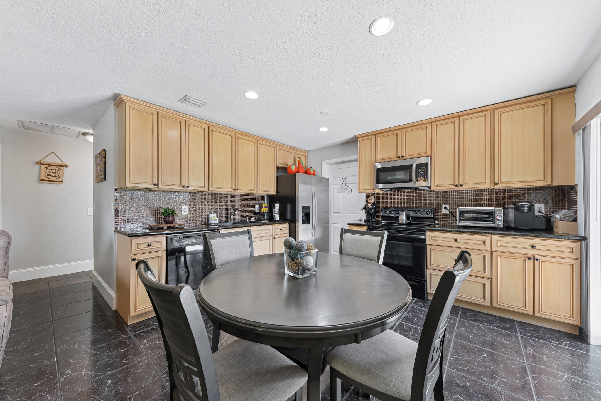 TROPICAL COUNTRY ESTATES - Residential
