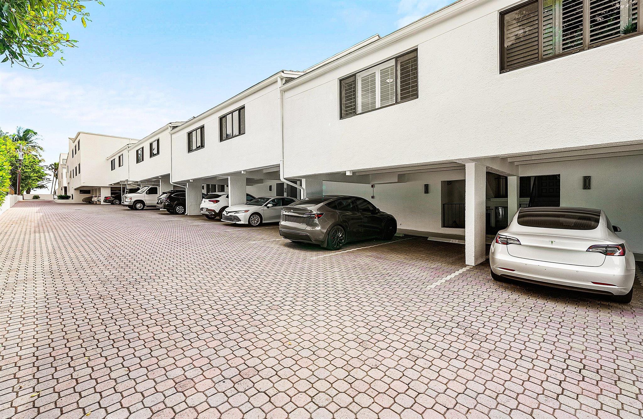 WINDEMERE HOUSE CONDO - Residential