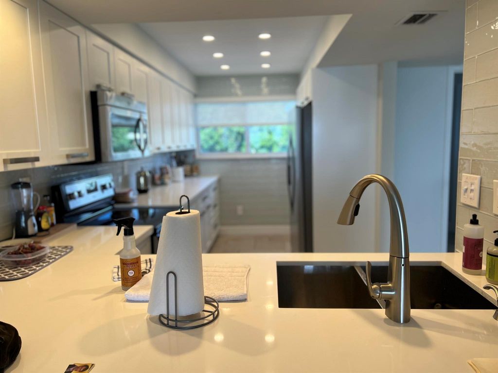 Photo of 550 NE 21st Avenue #25, Deerfield Beach, FL 33441 (MLS # R11001811)