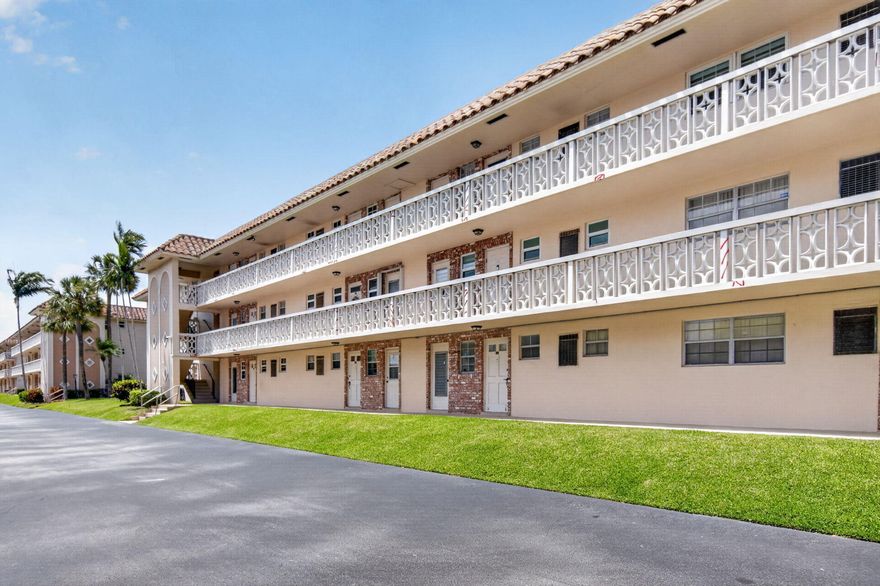 "Motivated Seller-submit all offers" This is the perfect opportunity to renovate and create your own dream space. Located in the vibrant 55+ community with elevators, this condo offers incredible potential and an unbelievable location. Walk to nearby stores, restaurants and shops.