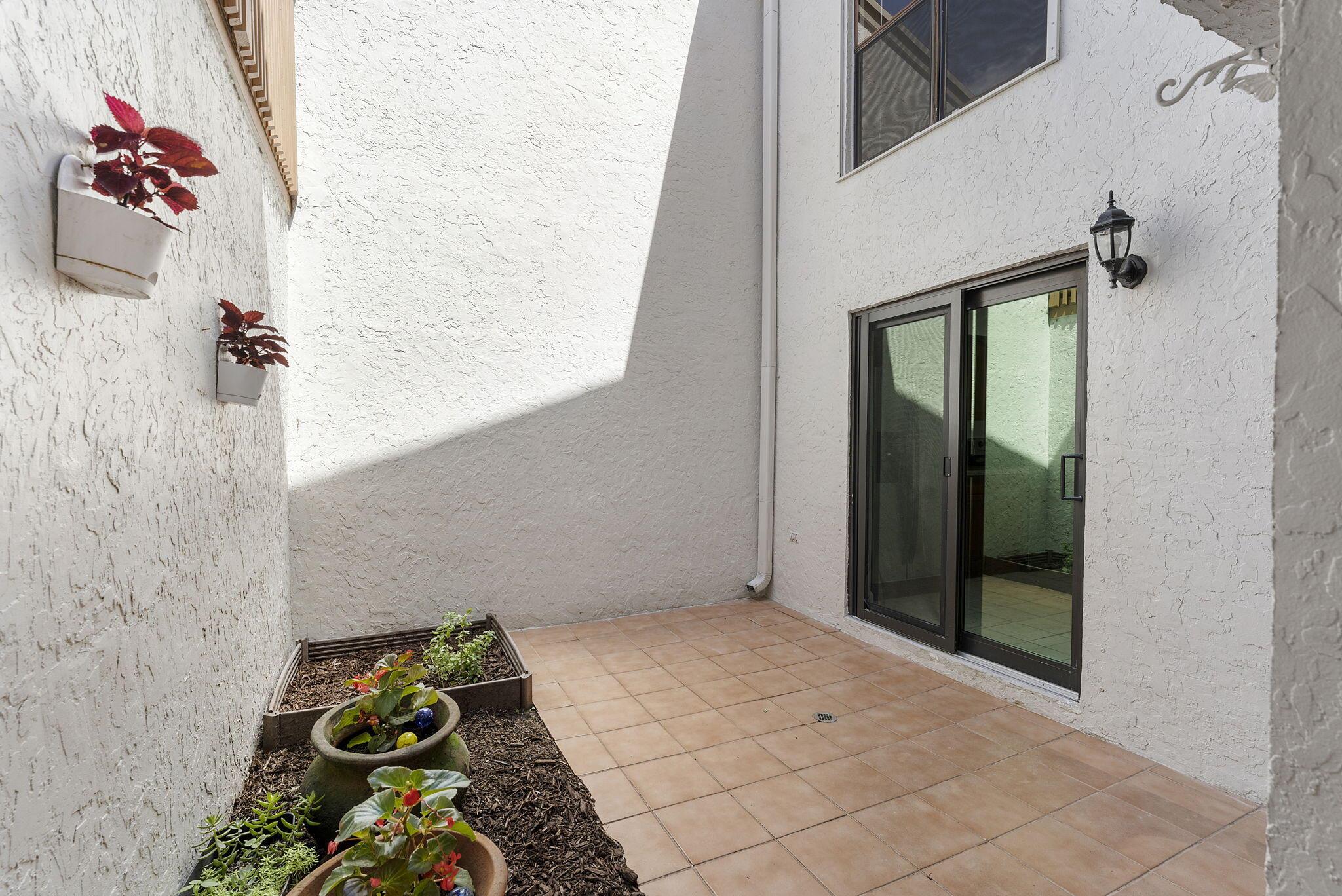 6739 Canary Palm Circle