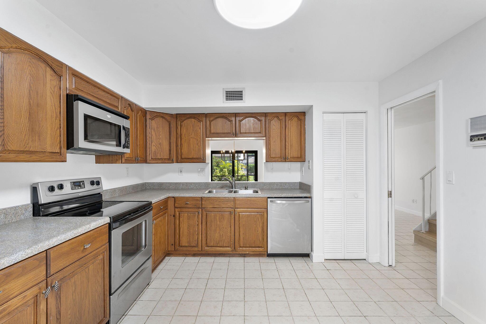 CANARY PALM CLUB - Residential