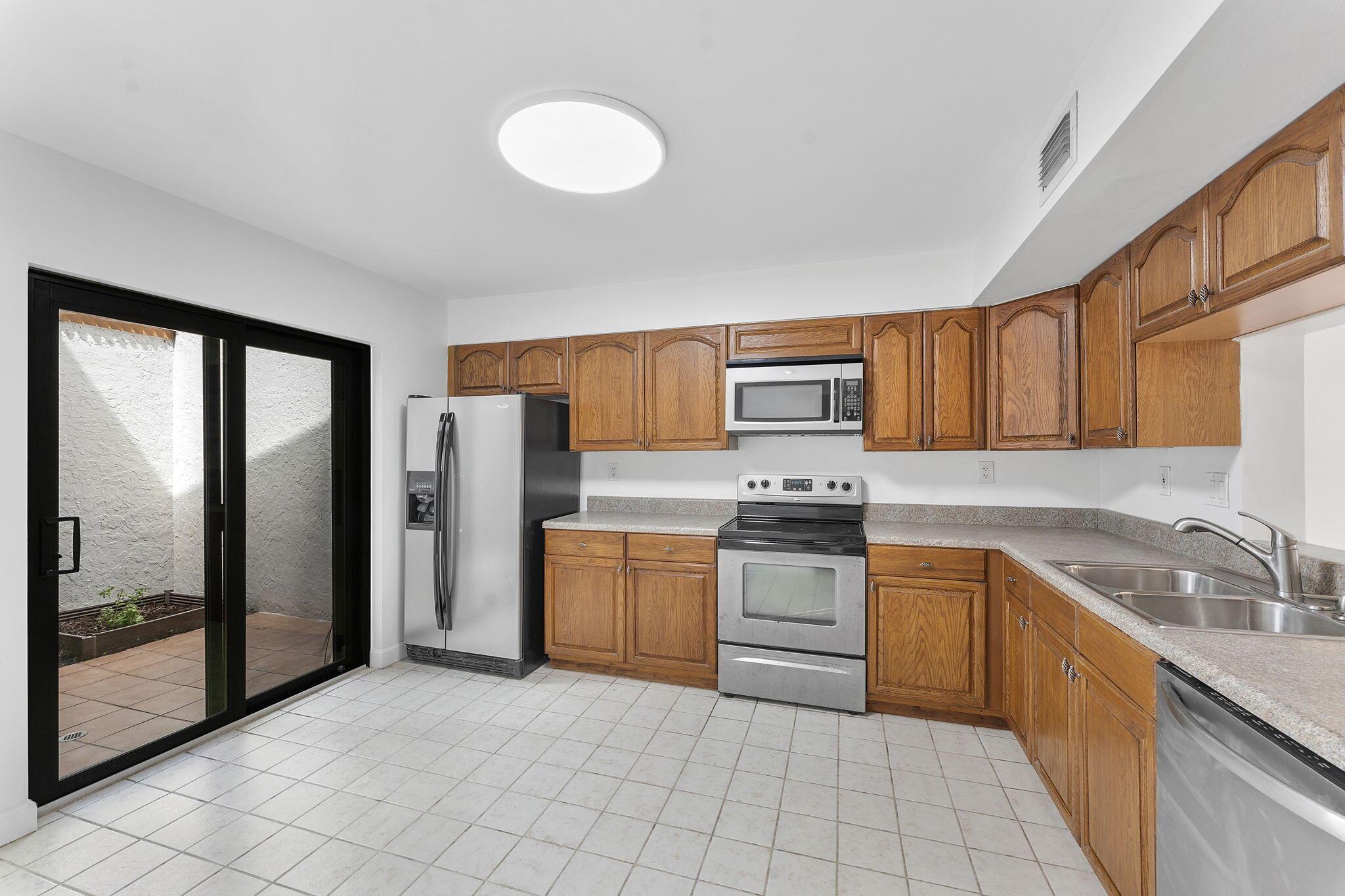 CANARY PALM CLUB - Residential
