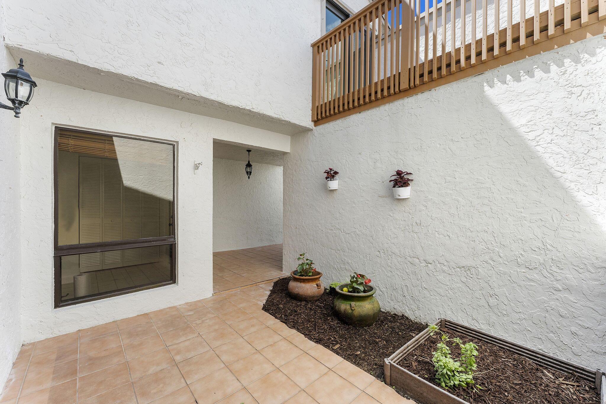 CANARY PALM CLUB - Residential
