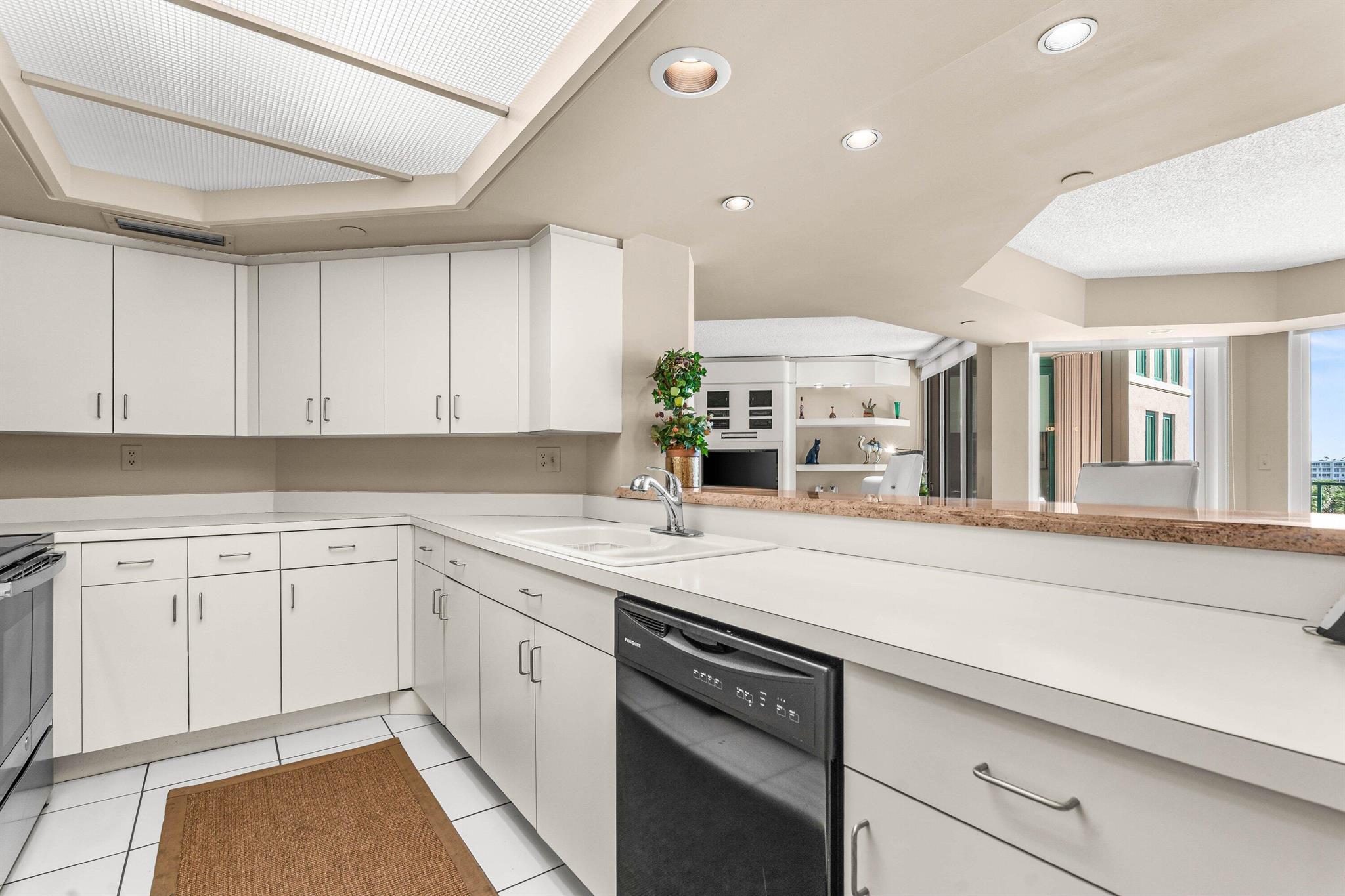 MIZNER COURT - Residential