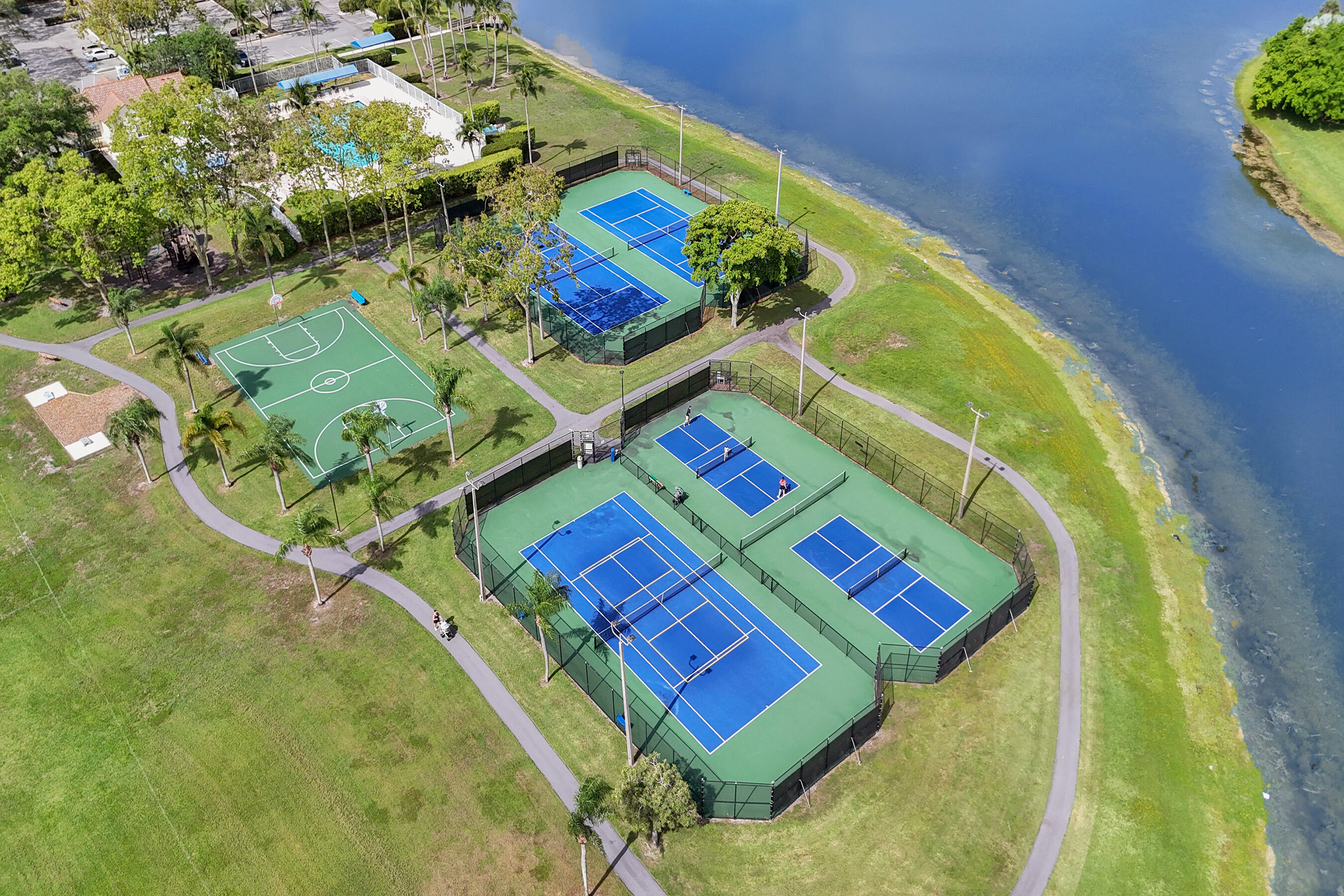 LAKE CHARLESTON / WATER'S EDGE - Residential