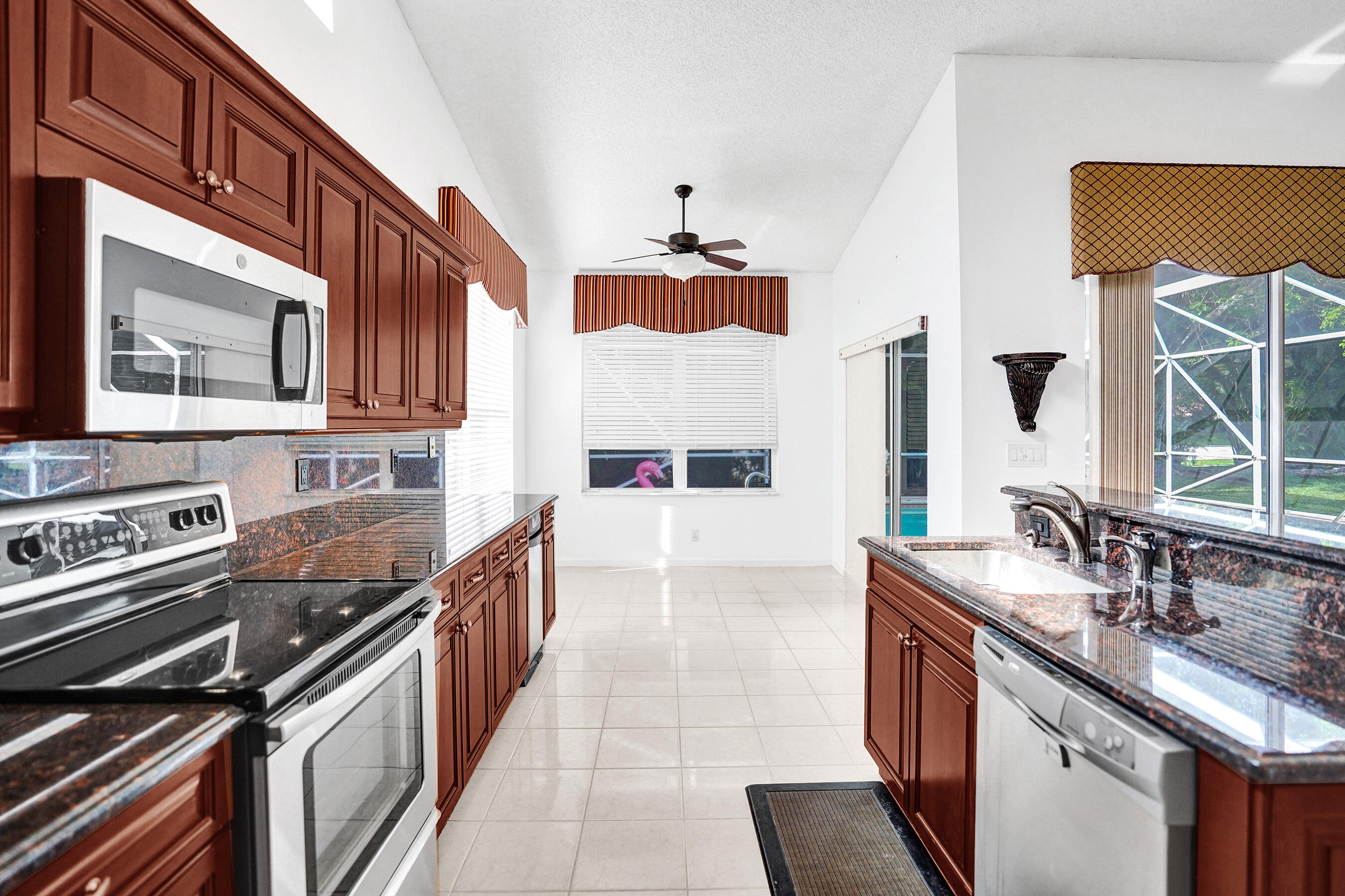 LAKE CHARLESTON / WATER'S EDGE - Residential