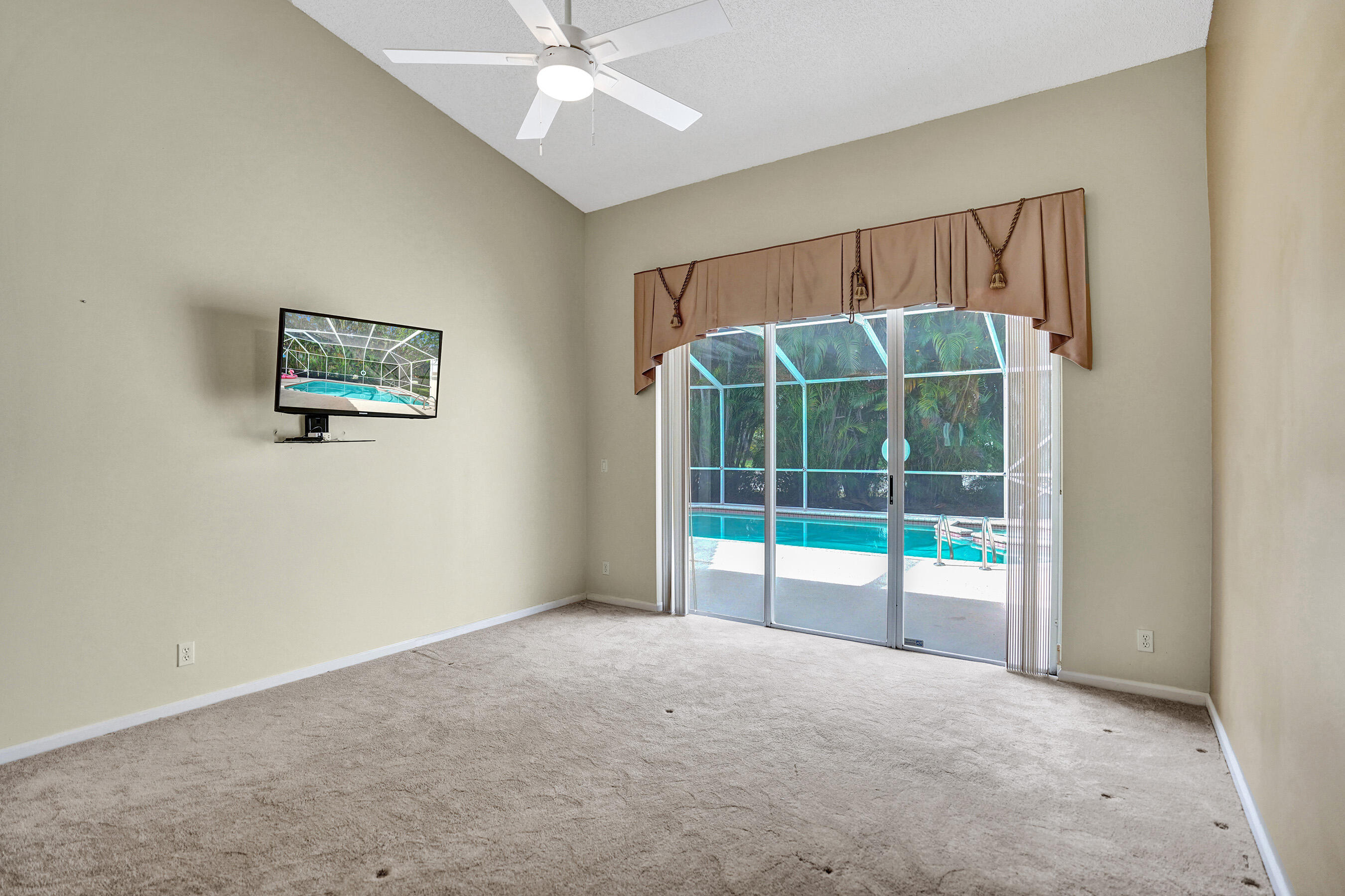 LAKE CHARLESTON / WATER'S EDGE - Residential