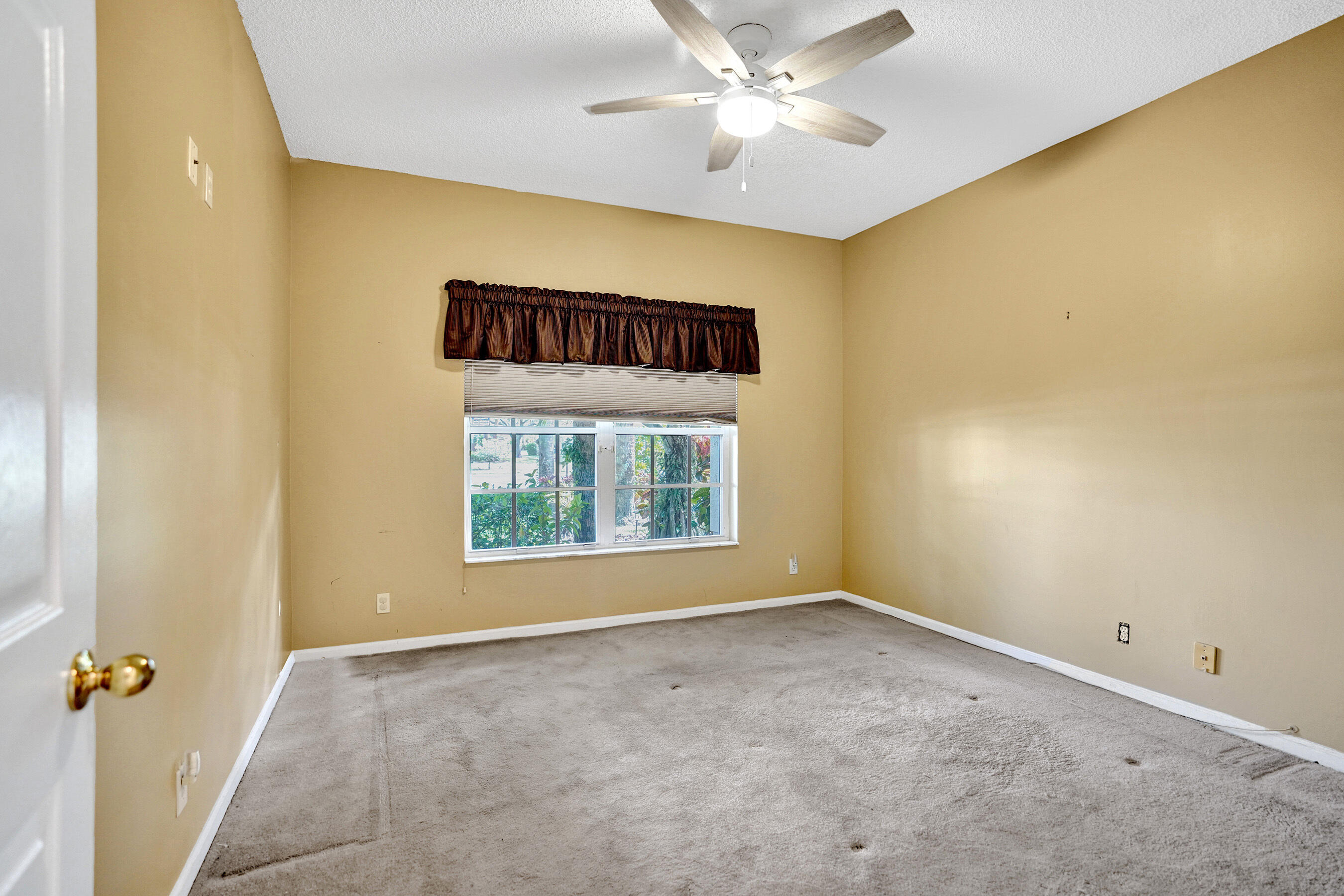 LAKE CHARLESTON / WATER'S EDGE - Residential