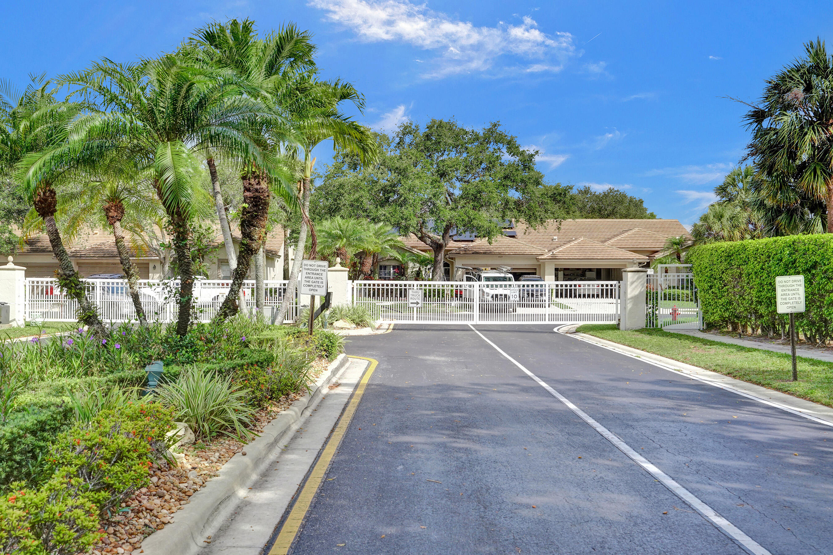 LAKE CHARLESTON / WATER'S EDGE - Residential