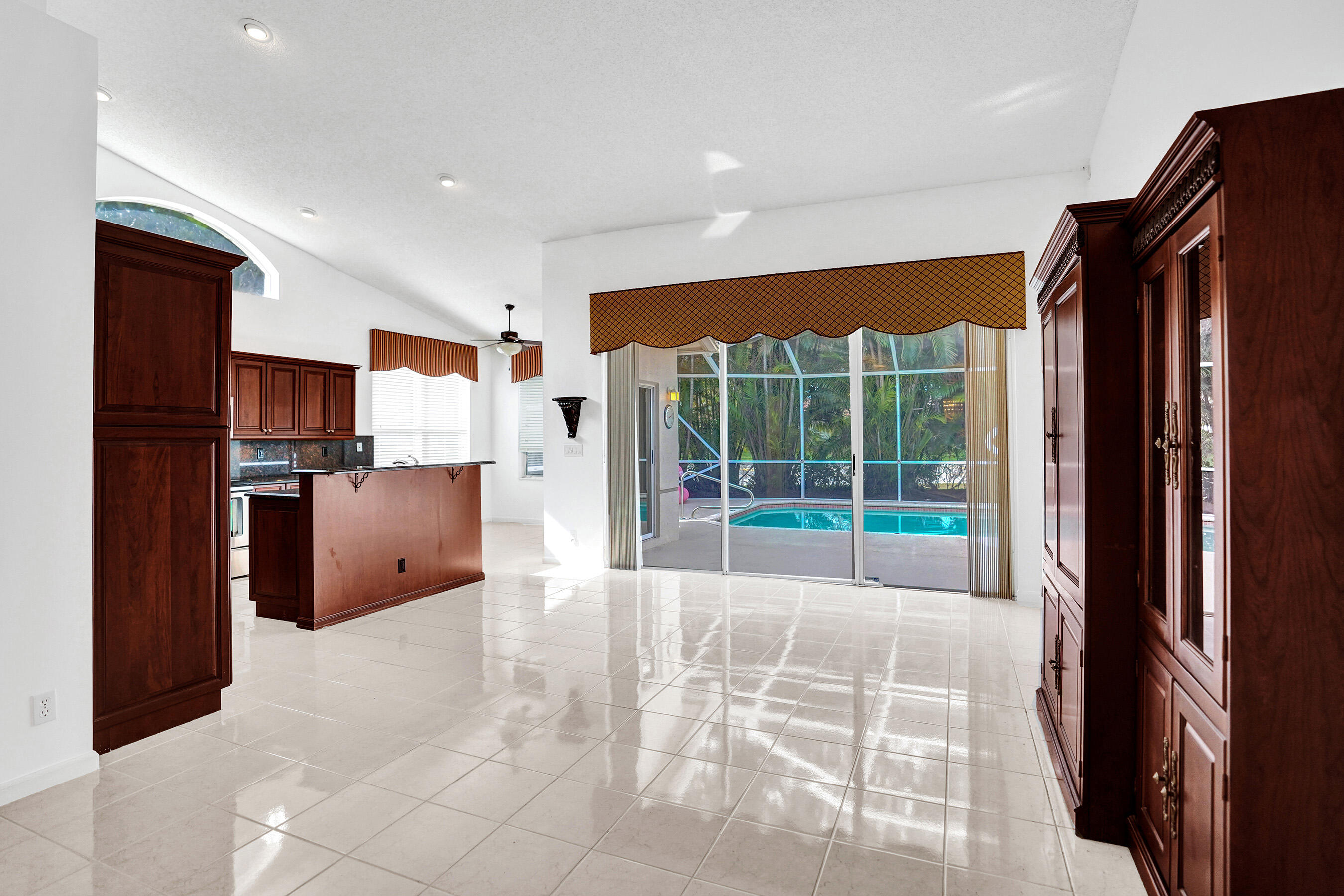 LAKE CHARLESTON / WATER'S EDGE - Residential