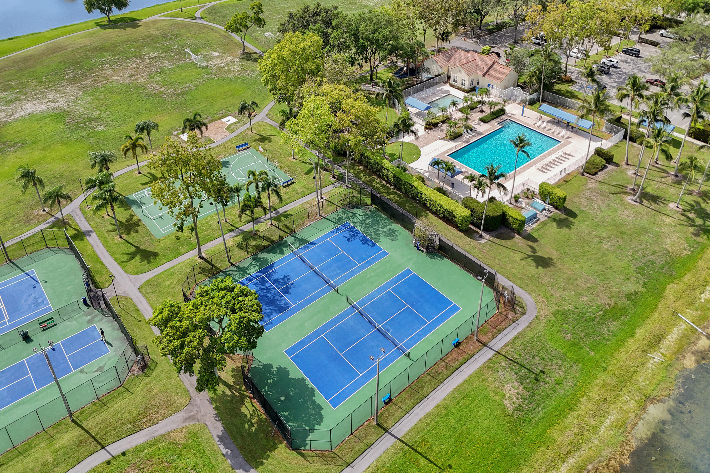 LAKE CHARLESTON / WATER'S EDGE - Residential